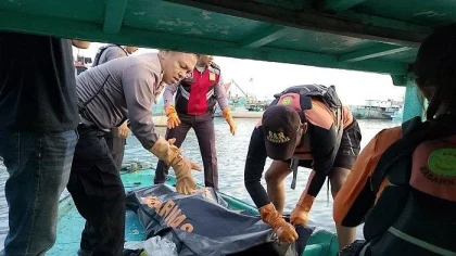 Petugas gabungan mengevakuasi jenazah ABK yang tenggelam di Kolam Bandar Nelayan, Pelabuhan Benoa, Minggu (8/6/2025), usai ditemukan di dasar laut sekitar 60 meter dari dermaga. (Foto: Istimewa)
