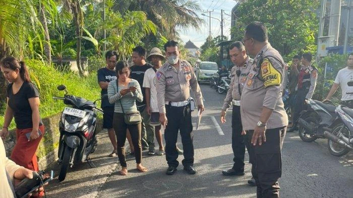 Petugas Kepolisian dari Polres Badung melakukan olah TKP di lokasi kecelakaan maut yang menewaskan seorang pelajar di Jalan Raya Margi-Setra, Banjar Sengguan, Desa Penarungan, Mengwi, Badung, Selasa (3/6/2025). (Foto: Istimewa)