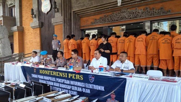 Petugas Kepolisian dari Direktorat Reserse Siber Polda Bali saat menggelar konferensi pers terkait pengungkapan sindikat penipuan online bermodus Love Scam, Rabu (11/6/2025). (Foto: Istimewa)