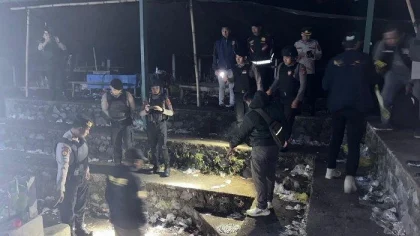 Petugas kepolisian melakukan olah TKP di lokasi perkelahian maut yang terjadi di arena tajen Banjar Tabu, Desa Songan, Kecamatan Kintamani, Bangli, Sabtu (14/6/2025) malam. (Foto: Istimewa)