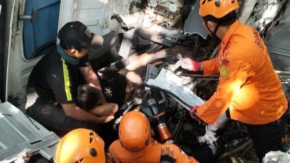 Petugas SAR gabungan tengah mengevakuasi sopir truk yang terjepit di dalam kabin usai kendaraan bermuatan pasir tersebut terjun ke jurang di kawasan Padang-Padang, Desa Pecatu, Kuta Selatan, Bali, Sabtu (21/6/2025). (Foto: Istimewa)