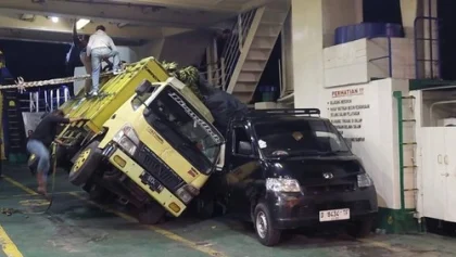 Sebuah truk bermuatan pisang terguling dan menimpa mobil pikap serta mobil Avanza saat KMP Bintang Balikpapan berlayar di Selat Bali, Kamis (19/6/2025) dini hari. Kejadian ini disebabkan gelombang tinggi yang mengguncang kapal sesaat setelah bertolak dari Pelabuhan Ketapang menuju Gilimanuk. (Foto: Istimewa)
