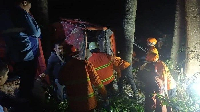 Petugas SAR gabungan mengevakuasi sopir truk tangki BBM yang terjepit di dalam kabin usai kendaraan terguling di Desa Kertha Mandala, Kecamatan Abang, Karangasem, Senin (2/6/2025) malam. (Foto: Istimewa)