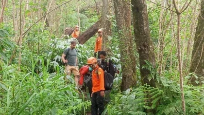 Tim SAR gabungan saat mengevakuasi WNA asal Slovakia yang mengalami cedera saat mendaki Gunung Agung, Karangasem, Sabtu (14/6/2025). (Foto: Istimewa)