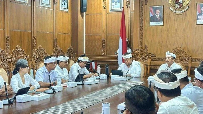 Wakil Bupati Badung I Bagus Alit Sucipta bersama Sekda Ida Bagus Surya Suamba dan jajaran pejabat terkait saat membahas peningkatan plafon kredit dalam program Sidi Kumbara di Kabupaten Badung. (Foto: Istimewa)