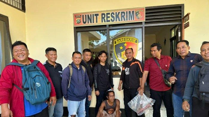 Pelaku penikaman yang menewaskan seorang warga Desa Madenan, Kecamatan Tejakula, Kabupaten Buleleng, berhasil diamankan dan dibawa ke Unit Reskrim Polsek Tejakula untuk menjalani proses hukum lebih lanjut. (Foto: Istimewa)