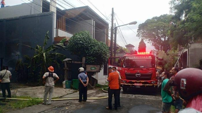 Petugas pemadam kebakaran tiba di lokasi untuk memadamkan api yang melalap sebuah warung makan khas Bali di Jalan Badak Agung I, Denpasar Timur, Senin (23/6/2025) pagi. (Foto: Istimewa)