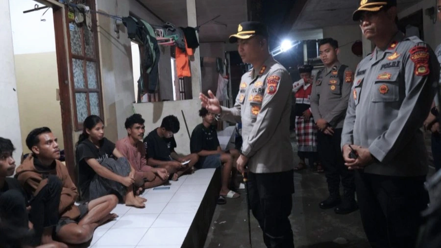 Kapolres Tabanan AKBP Chandra C. Kesuma, S.I.K., M.H., memberikan arahan langsung kepada para penghuni kost saat operasi yustisi gabungan di wilayah Banjar Gerokgak Gede, Desa Delod Peken, Kecamatan Tabanan, Jumat malam (30/5). (Foto: Istimewa)