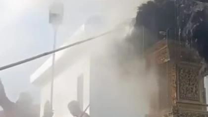Petugas damkar berupaya memadamkan api yang membakar dua pelinggih di kawasan Banjar Babakan, Canggu, Kuta Utara, Sabtu (21/6/2025). (Foto: Istimewa)