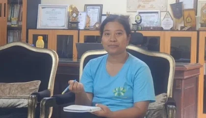 Ketua Yayasan Gayatri Widya Mandala, Wiwin Sri Pujiastuti, memberikan klarifikasi terkait sejumlah temuan dan tuduhan yang muncul usai sidak Komisi IV DPRD Tabanan, Kamis (26/6/2025). (Foto: Istimewa)