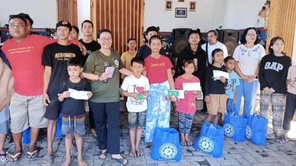 Sejumlah anak yatim piatu di Desa Seraya Barat, Karangasem, menerima bantuan paket sembako dan uang tunai dalam kegiatan sosial yang digelar Yapindu Bali pada Kamis, 6 Juni 2025. Acara penuh haru ini turut dihadiri jajaran pengurus Yapindu Bali serta tokoh masyarakat setempat. (Foto: Istimewa)