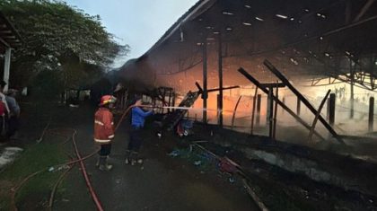Petugas pemadam kebakaran berusaha memadamkan api yang membakar habis kandang ayam di Banjar Dinas Beji, Desa Bungaya, Kecamatan Bebandem, Karangasem, Kamis (26/6/2025). (Foto: Istimewa)