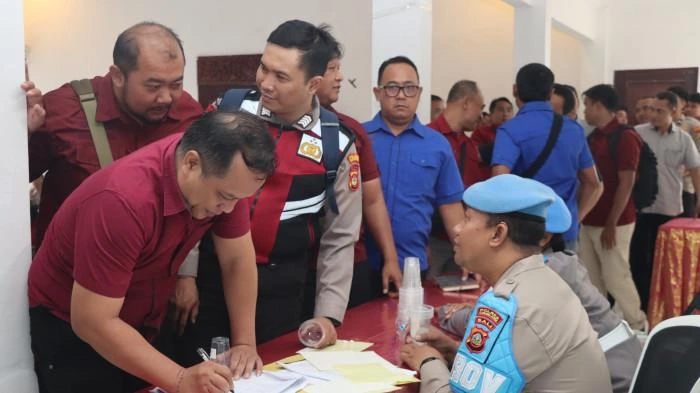 Anggota Polres Karangasem mengisi formulir sebelum menjalani tes urine mendadak yang digelar di Gedung Kanya Badra Paramartha, Kamis (24/7/2025). Tes ini dilakukan untuk memastikan tidak ada personel yang terlibat penyalahgunaan narkotika. (Foto: Istimewa)
