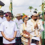 Penglingsir Puri Ageng Mengwi, Anak Agung Gde Agung (kanan), didampingi istri menjalani prosesi sakral Bhiseka sebagai Ida Cokorda Mengwi XIII di Pura Taman Ayun, Mengwi, Badung, Senin (7/7/2025). Turut hadir Bupati Badung I Wayan Adi Arnawa (kiri) dan sejumlah tokoh penting lainnya. (Foto: Istimewa)