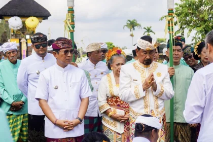 Penglingsir Puri Ageng Mengwi, Anak Agung Gde Agung (kanan), didampingi istri menjalani prosesi sakral Bhiseka sebagai Ida Cokorda Mengwi XIII di Pura Taman Ayun, Mengwi, Badung, Senin (7/7/2025). Turut hadir Bupati Badung I Wayan Adi Arnawa (kiri) dan sejumlah tokoh penting lainnya. (Foto: Istimewa)