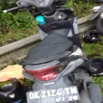Kondisi sepeda motor Honda Beat DK 2124 TN yang terlibat dalam kecelakaan maut di jalur nasional Denpasar–Singaraja, wilayah Desa Baturiti, Tabanan, Sabtu (5/7/2025) sore. (Foto: Istimewa)