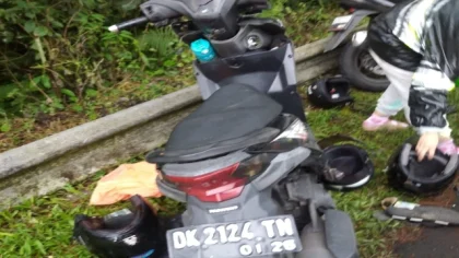 Kondisi sepeda motor Honda Beat DK 2124 TN yang terlibat dalam kecelakaan maut di jalur nasional Denpasar–Singaraja, wilayah Desa Baturiti, Tabanan, Sabtu (5/7/2025) sore. (Foto: Istimewa)