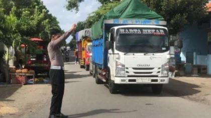 Petugas Satlantas Polres Jembrana mengatur arus kendaraan yang dialihkan ke jalur alternatif untuk mengurai antrean menuju Pelabuhan Gilimanuk, Rabu (16/7/2025). (Foto: Istimewa)