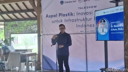 Wakil Menteri Dalam Negeri Bima Arya Sugiarto saat memberikan sambutan dalam talkshow bertajuk "Aspal Plastik: Inovasi Ekonomi Sirkular untuk Infrastruktur Berkelanjutan Indonesia" yang digelar di Bali, Sabtu (5/7/2025). (Foto: Istimewa)