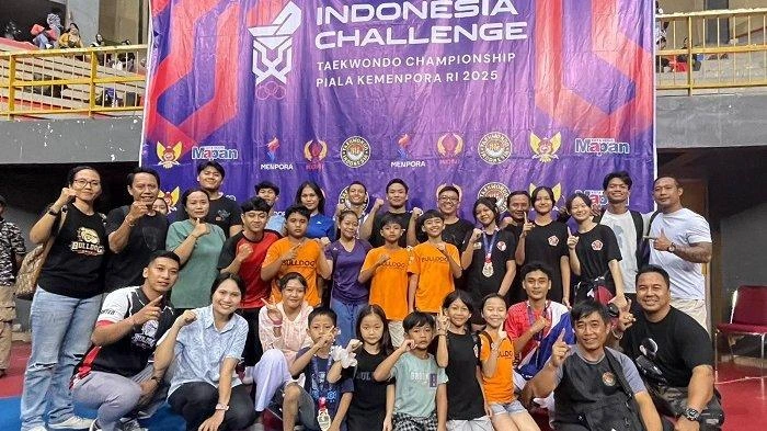 Para atlet Taekwondo Buleleng berpose bersama usai meraih 15 medali dalam ajang Indonesia Challenge Taekwondo Championship Piala Kemenpora RI 2025 di GOR Jayabaya, Kota Kediri, Jawa Timur. (Foto: Istimewa)