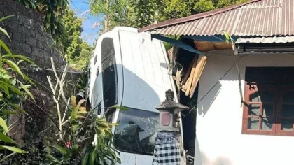 Sebuah mobil Toyota Avanza berwarna putih menabrak pekarangan rumah warga di Desa Madenan, Kecamatan Tejakula, Buleleng, akibat rem blong saat melintasi jalur turunan tajam pada Sabtu (12/7/2025) dini hari. (Foto: Istimewa)