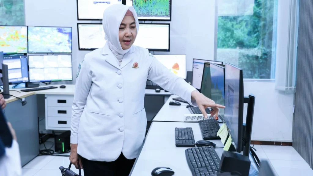 Kepala BMKG Dwikorita Karnawati saat memantau data cuaca dan iklim di pusat kendali BMKG. BMKG mengimbau masyarakat agar waspada terhadap potensi cuaca ekstrem selama masa libur sekolah. (Foto: Istimewa)