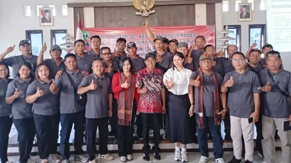 BPD Selemadeg Raya dan Pupuan, Kabupaten Tabanan, bersama dengan jajaran pengelola BUMDes Tirta Mandiri dan Pemerintah Desa Ponggok usai kegiatan diskusi dan pemaparan program unggulan di Balai Desa Ponggok, Klaten, Jawa Tengah, Selasa (1/7/2025). (Foto: Istimewa)