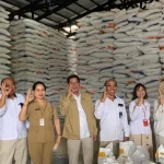 Petugas Perum BULOG Kanwil Bali bersama perwakilan pemerintah daerah berfoto di depan tumpukan beras Cadangan Beras Pemerintah (CBP) yang siap disalurkan dalam Program Bantuan Pangan dan SPHP di Bali. (Foto: Istimewa)