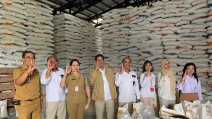 Petugas Perum BULOG Kanwil Bali bersama perwakilan pemerintah daerah berfoto di depan tumpukan beras Cadangan Beras Pemerintah (CBP) yang siap disalurkan dalam Program Bantuan Pangan dan SPHP di Bali. (Foto: Istimewa)