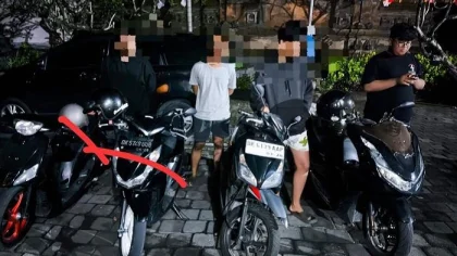 Beberapa pemuda bersama kendaraan roda dua yang diamankan polisi usai terlibat aksi balap liar di Jalan Mertasari, Denpasar Selatan, Sabtu (26/7/2025) dini hari. Sebanyak tujuh motor disita dalam operasi gabungan Polda Bali dan Polsek Denpasar Selatan. (Foto: Istimewa)