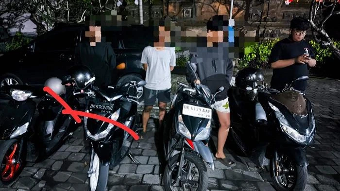 Beberapa pemuda bersama kendaraan roda dua yang diamankan polisi usai terlibat aksi balap liar di Jalan Mertasari, Denpasar Selatan, Sabtu (26/7/2025) dini hari. Sebanyak tujuh motor disita dalam operasi gabungan Polda Bali dan Polsek Denpasar Selatan. (Foto: Istimewa)