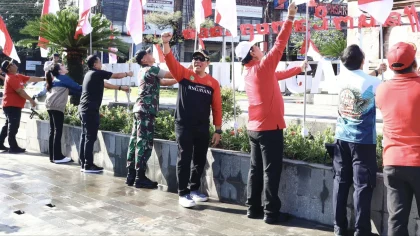 Jajaran Pemerintah Kabupaten Tabanan bersama Bupati Sanjaya semarakkan bulan kemerdekaan dengan mengibarkan Bendera Merah Putih di Taman Perjuangan Singasana, Kamis (31/7/2025). (Foto: Istimewa)