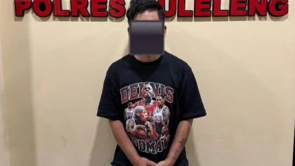 Pelaku berinisial SY saat diamankan di Mapolres Buleleng usai membunuh majikannya dan membawa kabur uang tunai serta perhiasan milik korban. (Foto: Istimewa)
