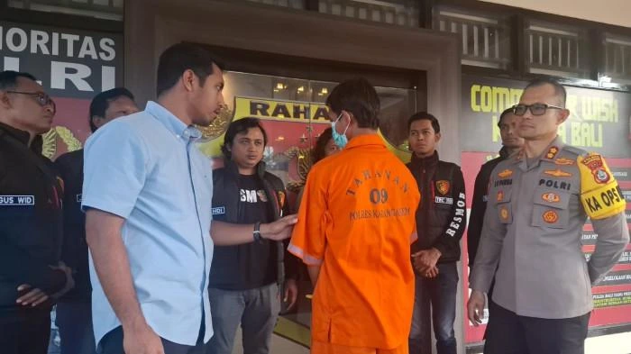 Polisi menghadirkan tersangka penusukan remaja di Mapolres Karangasem, Bali, dalam konferensi pers usai penangkapan. (Foto: Istimewa)