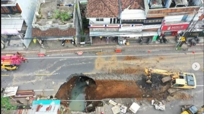 Lubang besar akibat jalan jebol di jalur utama Denpasar–Gilimanuk, tepatnya di dekat Pasar Bajera, Kecamatan Selemadeg, Kabupaten Tabanan. Kejadian ini menyebabkan lumpuhnya arus lalu lintas dan mengganggu distribusi logistik. (Foto: Istimewa)