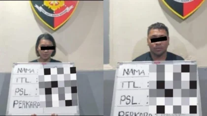 Dua pelaku pencurian yang menyamar sebagai petugas BNN saat diamankan di Polsek Denpasar Timur. (Foto: Istimewa)