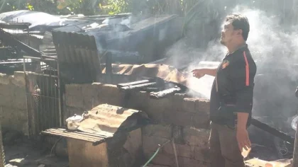 Petugas tengah memeriksa sisa-sisa bangunan yang hangus dilalap api dalam insiden kebakaran di Seririt, Buleleng, Minggu (20/7/2025). Empat bangunan dilaporkan rusak berat. (Foto: Istimewa)