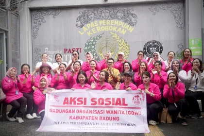 Ketua Gabungan Organisasi Wanita (GOW) Kabupaten Badung, Ny. Yunita Alit Sucipta, bersama jajaran pengurus GOW berfoto bersama di depan Lapas Perempuan Kelas IIA Kerobokan usai melaksanakan aksi sosial dalam rangka memperingati Hari Anak Nasional 2025. (Foto: Istimewa)
