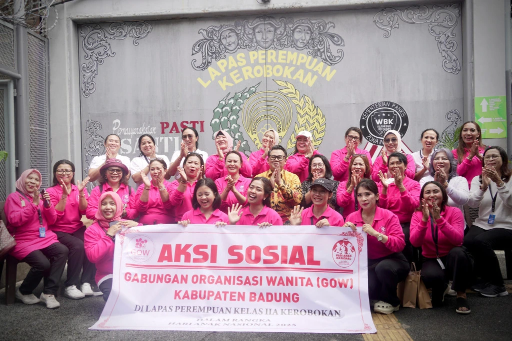 Ketua Gabungan Organisasi Wanita (GOW) Kabupaten Badung, Ny. Yunita Alit Sucipta, bersama jajaran pengurus GOW berfoto bersama di depan Lapas Perempuan Kelas IIA Kerobokan usai melaksanakan aksi sosial dalam rangka memperingati Hari Anak Nasional 2025. (Foto: Istimewa)