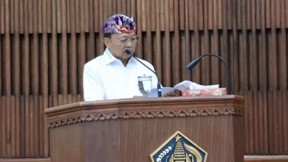Gubernur Bali, Wayan Koster, menyampaikan jawaban atas pandangan umum fraksi-fraksi DPRD Bali dalam Rapat Paripurna ke-20 Masa Persidangan III Tahun Sidang 2024–2025, di Gedung Wiswa Sabha Utama, Kantor Gubernur Bali, Senin (30/6). (Foto: Istimewa)