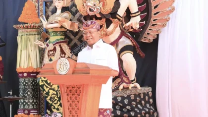 Gubernur Bali Wayan Koster memberikan sambutan dalam acara penandatanganan Komitmen Bersama Implementasi Bale Kertha Adhyaksa di Kejaksaan Tinggi Bali, Senin (30/6/2025). Acara ini menjadi tonggak penting dalam penguatan sistem hukum adat di Pulau Dewata. (Foto: Istimewa)