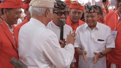 Gubernur Bali Wayan Koster (kanan) tampak berbincang akrab bersama warga Pande saat membuka acara Gelar Agung Pasikian Maha Semaya Warga Pande Provinsi Bali/Pusat di Liga Bali, Denpasar, Minggu (13/7/2025). (Foto: Istimewa)