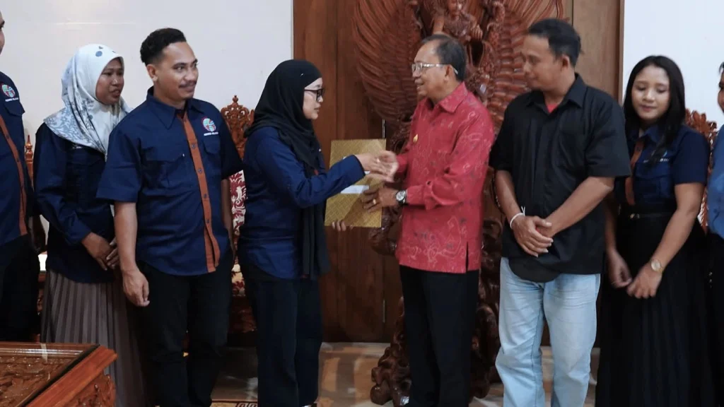 Gubernur Bali Wayan Koster menerima berkas audiensi dari Ketua IWO Bali, Tri Widiyanti, saat pertemuan bersama jajaran pengurus di Gedung Jayasabha, Denpasar, Senin (21/7). Pertemuan tersebut membahas rencana pelantikan pengurus dan agenda Rakernas IWO di Bali. (Foto: Istimewa)