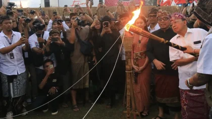 Gubernur Bali Wayan Koster secara simbolis menyalakan obor pembukaan PICA Fest 2025 di Lapangan Niti Mandala, Renon, Denpasar, disaksikan oleh para tamu undangan dan awak media. (Foto: Istimewa)