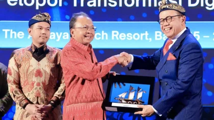 Gubernur Bali Wayan Koster menerima cenderamata dari Ketua Umum Peradi SAI Otto Hasibuan saat menghadiri Munas Peradi SAI 2025 di Anvaya Resort and Hotel, Kuta, Jumat (25/7). Dalam kesempatan tersebut, Koster mengusulkan program “Satu Desa Satu Advokat” untuk memperluas akses keadilan hingga pelosok desa. (Foto: Istimewa)