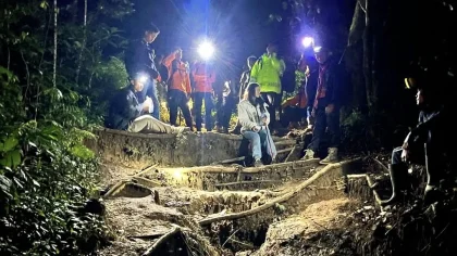 Tim SAR gabungan bersama dua pendaki yang sebelumnya dilaporkan hilang, berhasil dievakuasi dalam keadaan selamat di jalur pendakian Gunung Batukaru, Tabanan, Bali, Selasa (8/7/2025) dini hari. (Foto: Istimewa)