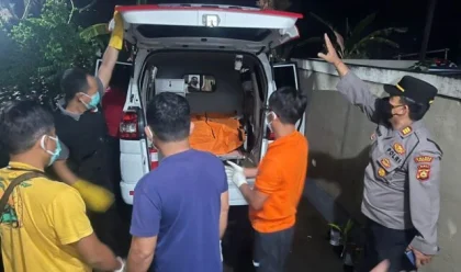 Petugas mengevakuasi jenazah pria tanpa identitas yang ditemukan membusuk di rumah kontrakan WNA Ukraina di Perumahan Mumbu Residence, Kerambitan, Tabanan, Jumat (25/7/2025) malam. Jenazah kemudian dibawa ke RSUP Prof. Ngoerah Denpasar untuk proses autopsi. (Foto: Istimewa)