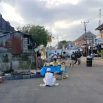 Seorang pemangku memimpin upacara Ngulap Ngambe di tengah ruas jalan nasional Denpasar–Gilimanuk yang baru selesai diperbaiki di depan Pasar Bajera, Kecamatan Selemadeg, Tabanan, Jumat (18/7/2025) pagi. (Foto: Istimewa)