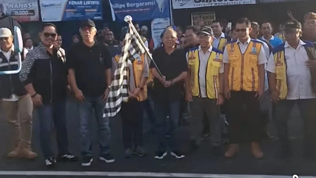 Gubernur Bali Wayan Koster (tengah) bersama jajaran Balai Pelaksana Jalan Nasional (BPJN) dan pejabat terkait saat meresmikan kembali operasional Jalan Nasional Denpasar–Gilimanuk yang sempat amblas di wilayah Bajera, Selemadeg, Tabanan, Sabtu (19/7/2025). (Foto: Istimewa)