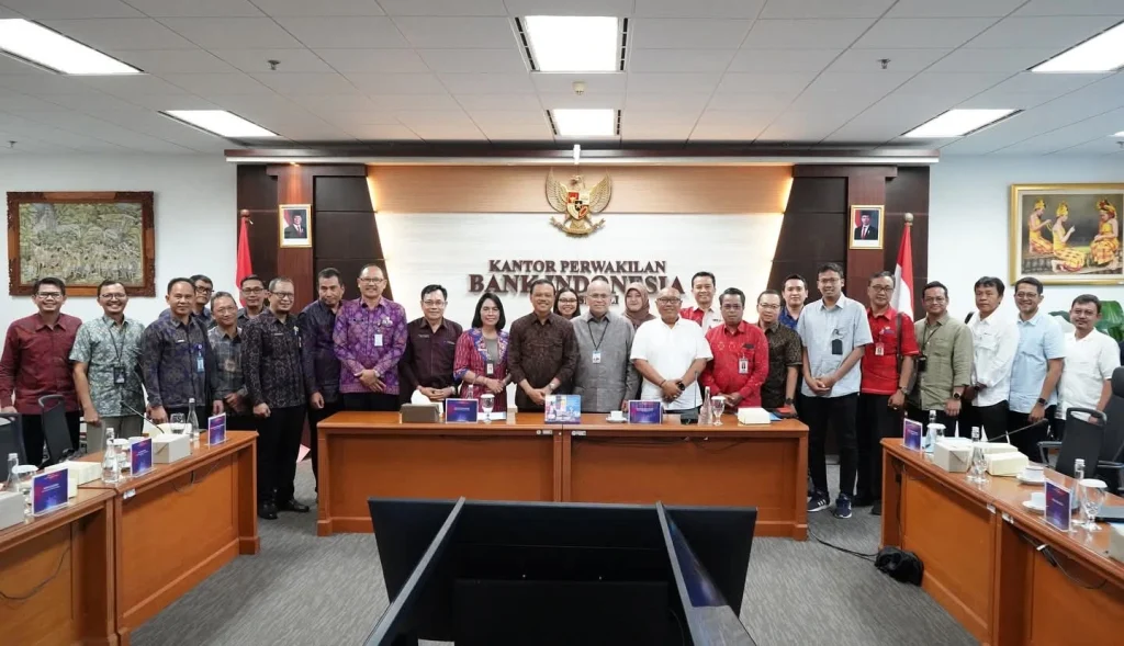 Sekretaris Daerah Provinsi Bali, Dewa Made Indra, bersama jajaran Tim Pengendalian Inflasi Daerah (TPID) Provinsi Bali dan para pemangku kepentingan terkait usai menggelar High Level Meeting (HLM) di Kantor Perwakilan Bank Indonesia Provinsi Bali, Selasa (15/7/2025), guna membahas penanganan cepat kerusakan infrastruktur jalan nasional di Kabupaten Tabanan. (Foto: Istimewa)